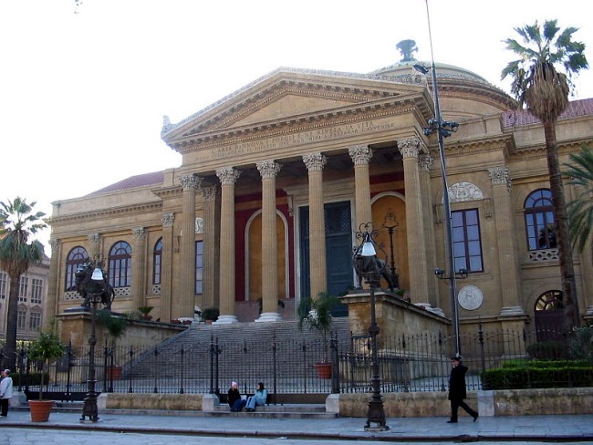 Театр Массимо (итал. Il Teatro Massimo Vittorio Emanuele) - оперный театр в Палермо, Италия.