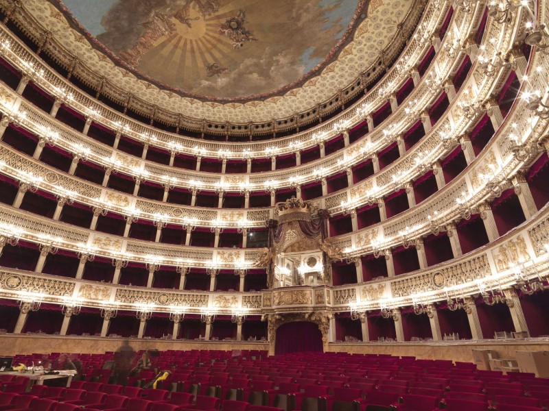 Театр Сан-Карло (Real Teatro di San Carlo) - оперный театр в Неаполе